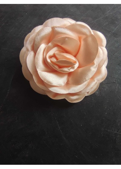 Ръчно изработена сатенена роза цвят Праскова за украса на коса или брошка